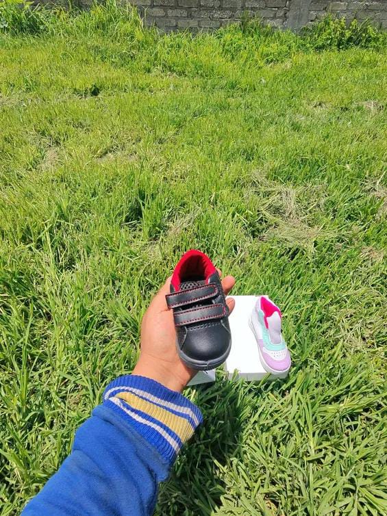 Tenis negro de velcro para niño talla 12-16