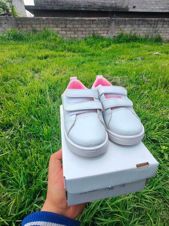 Tenis blanco de velcro para niña talla 12-16