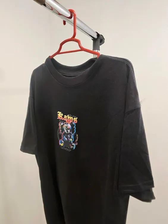 Playera Kaws negra oversize
