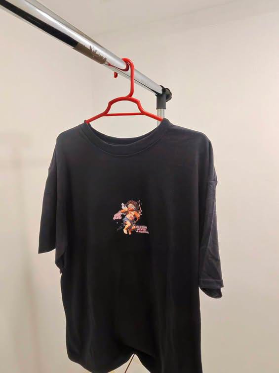 Playera Ángel Cupido negra oversize