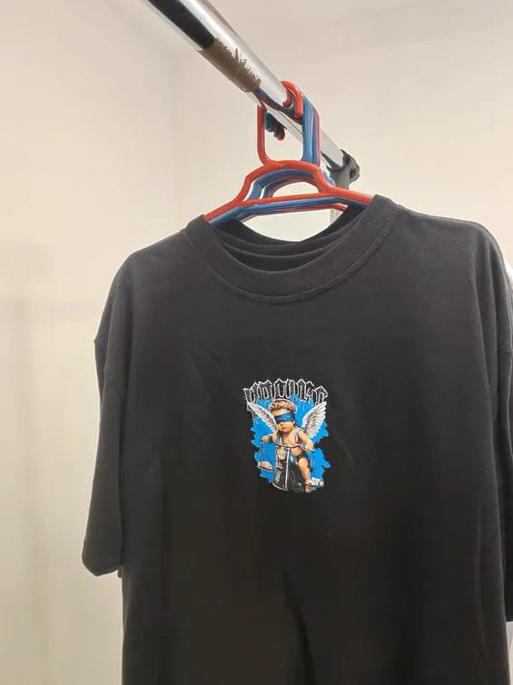 Playera Ángel Blue negra oversize