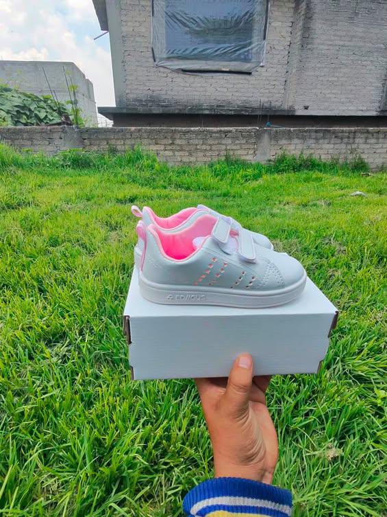 Tenis blanco con rosa perforado para niña talla 12-16